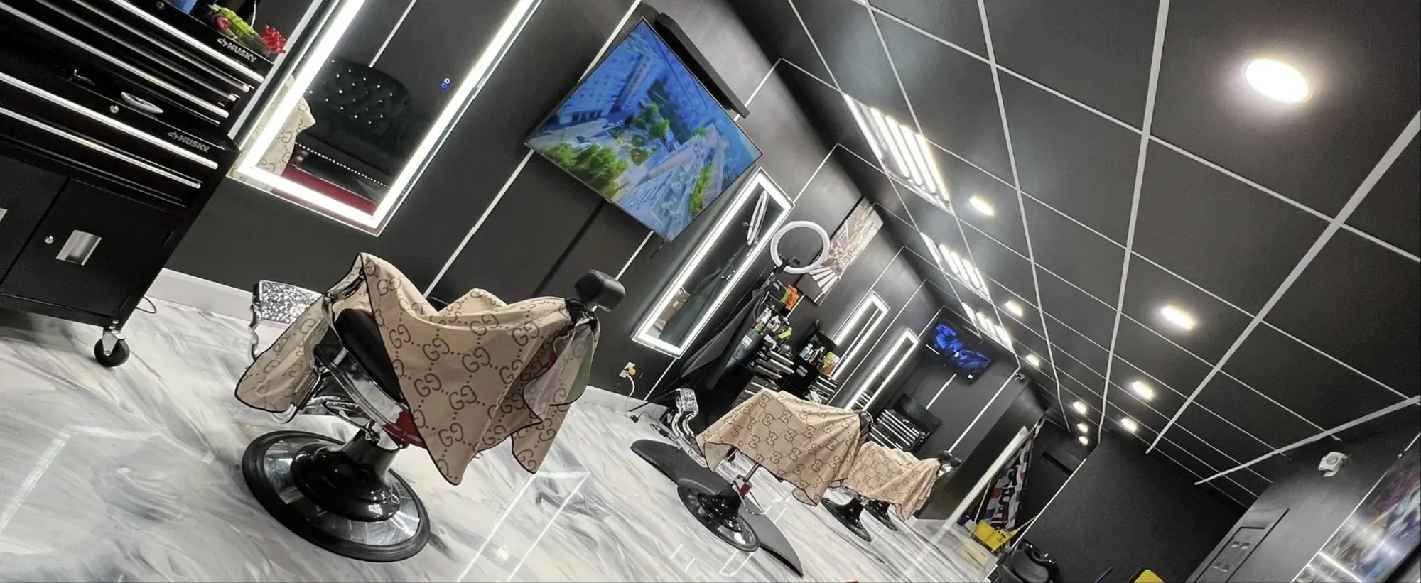 Intérieur du salon LSKlipperz Barbershop à Laval